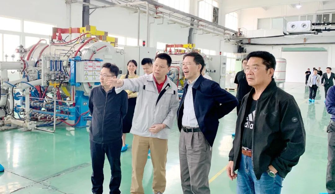 Nan Cewen, Akademiker der Chinesischen Akademie der Wissenschaften (CAS) und Dekan der Tsinghua Materials and Science Engineering, und seine Gruppe waren zu Untersuchungszwecken zu Besuch